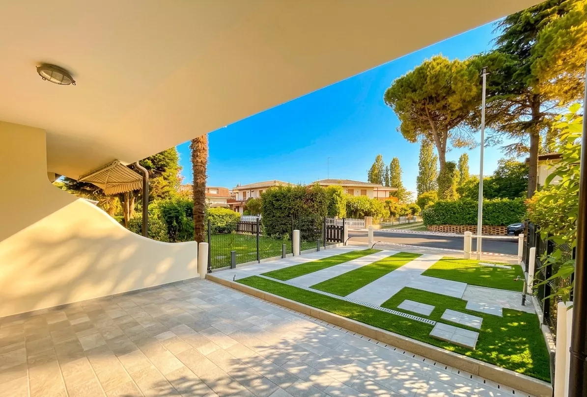 Villetta ristrutturata con piscina a due passi dal mare: eleganza e relax nel verde del Villaggio Los Nidos - Foto 3