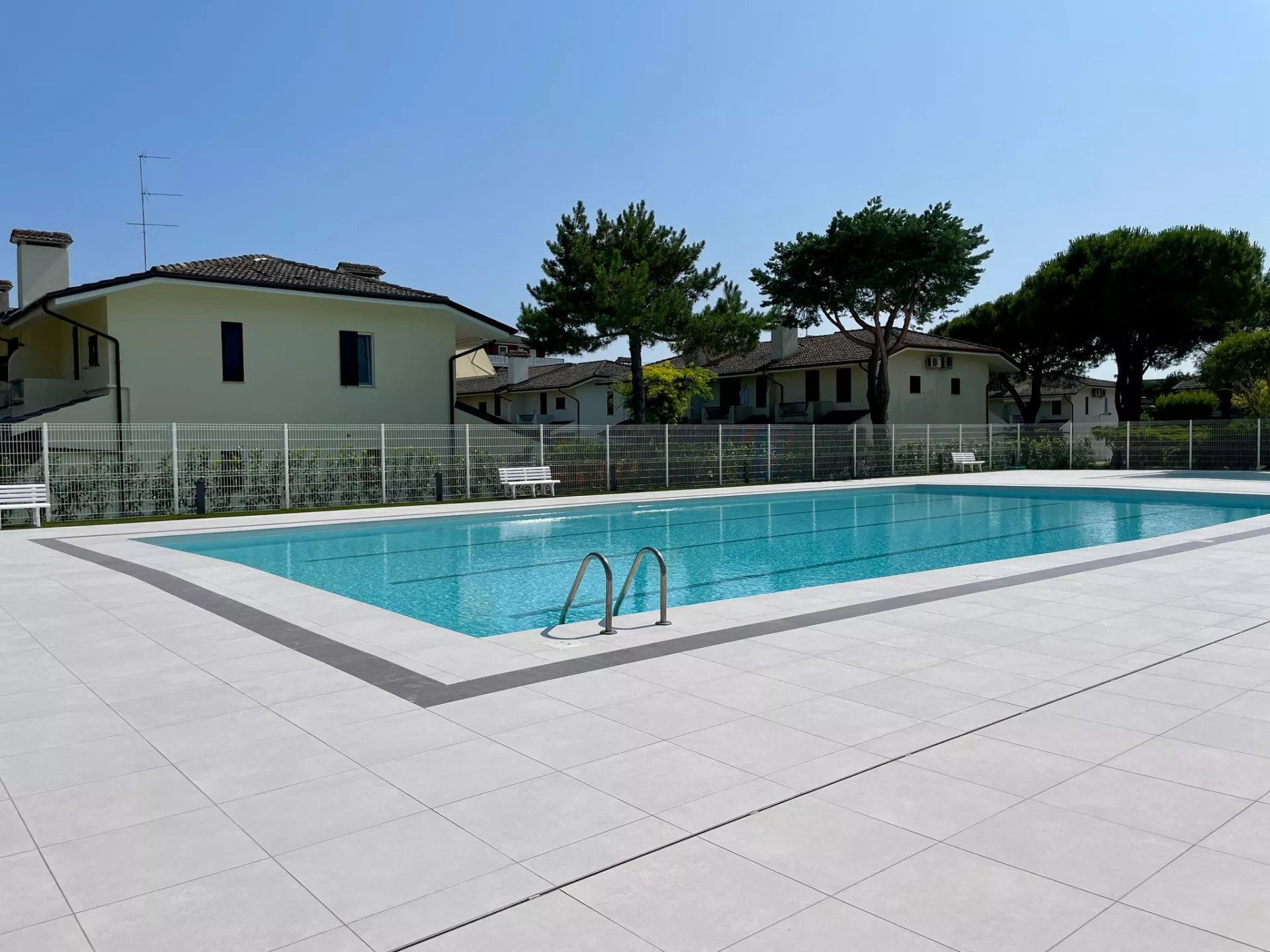 Villetta ristrutturata con piscina a due passi dal mare: eleganza e relax nel verde del Villaggio Los Nidos - Foto 22