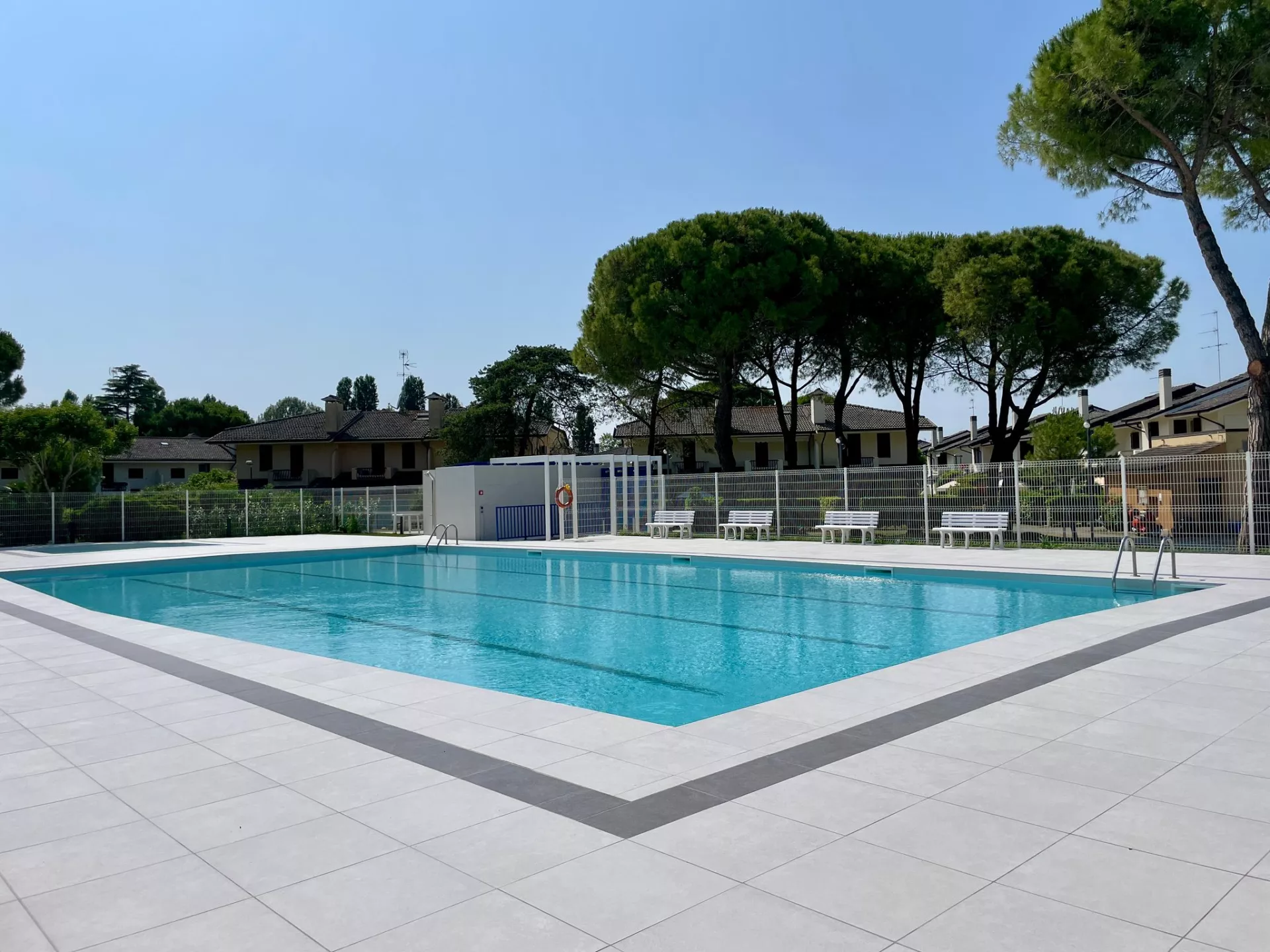 Villetta ristrutturata con piscina a due passi dal mare: eleganza e relax nel verde del Villaggio Los Nidos - Foto 23